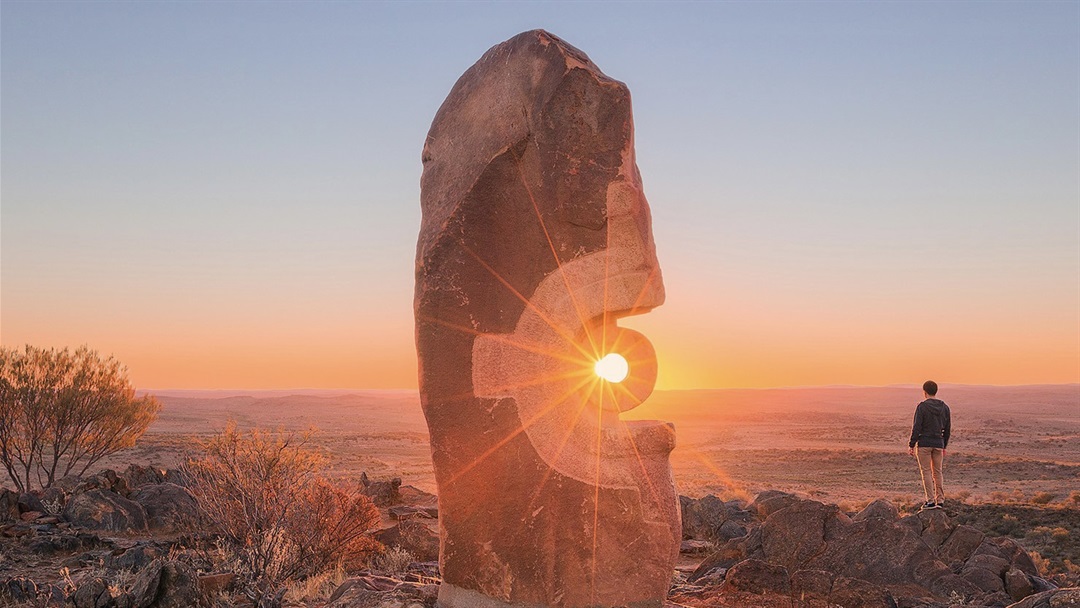 The Broken Hill Sculpture, Bajo el sol Jaguar